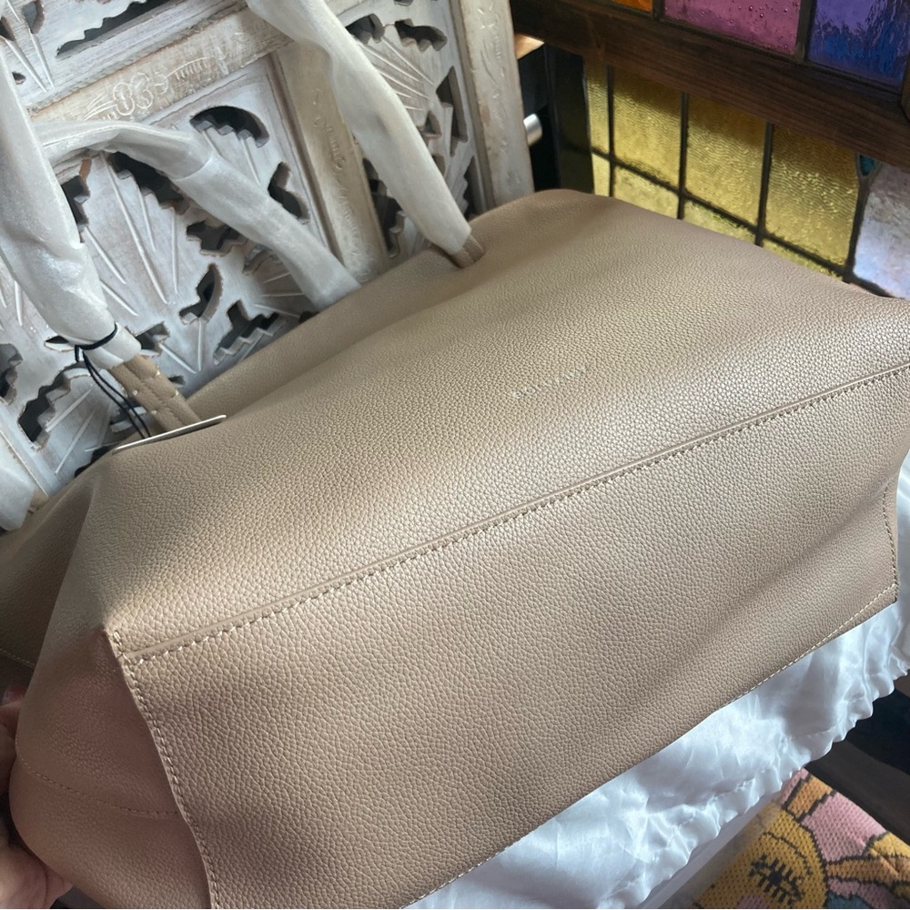 Elegant Beige Tote Bag - Picture 10 of 10